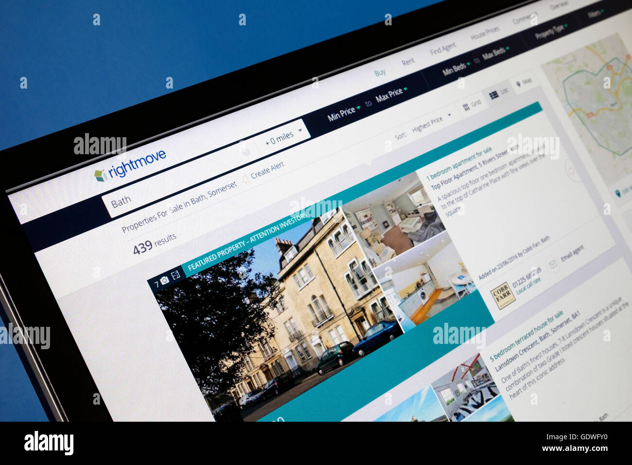 Die Online-Immobilien-Website Rightmove ist abgebildet auf einem Computer-Monitor-Display angezeigt wird. Stockfoto