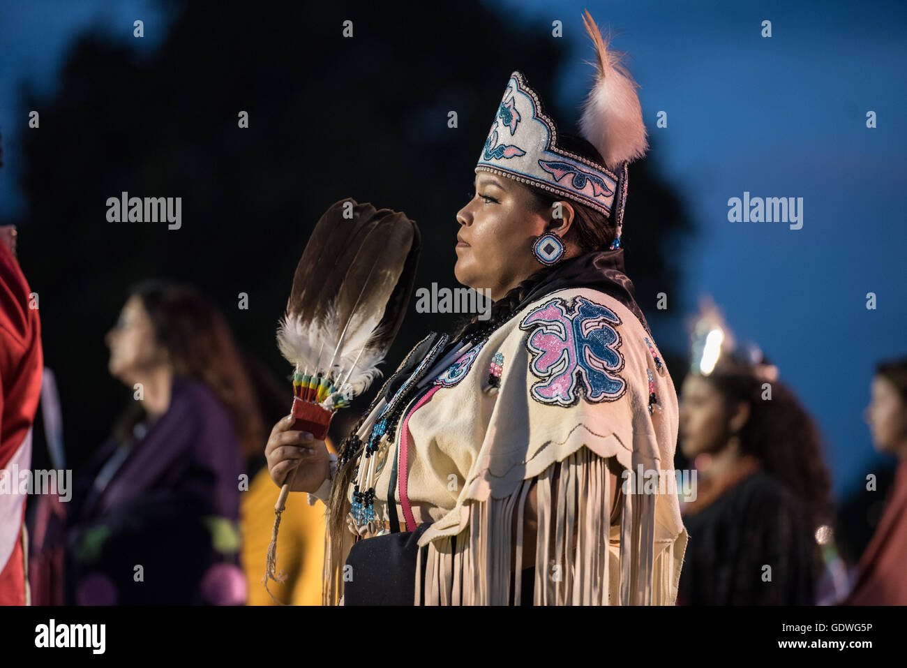 Indianische Frau Tänzerin beim Sac & Fox Nation Pow-Wow, Stroud, Oklahoma, Vereinigte Staaten von Amerika Stockfoto