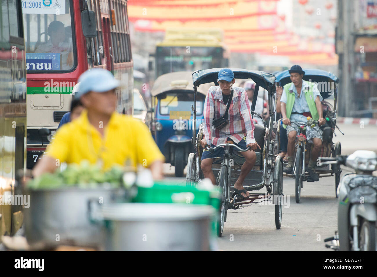 Fahrrad Ricksha Taxis am Morgen Markt in Nothaburi im Norden der Stadt von Bangkok in Thailand in Südostasien. Stockfoto