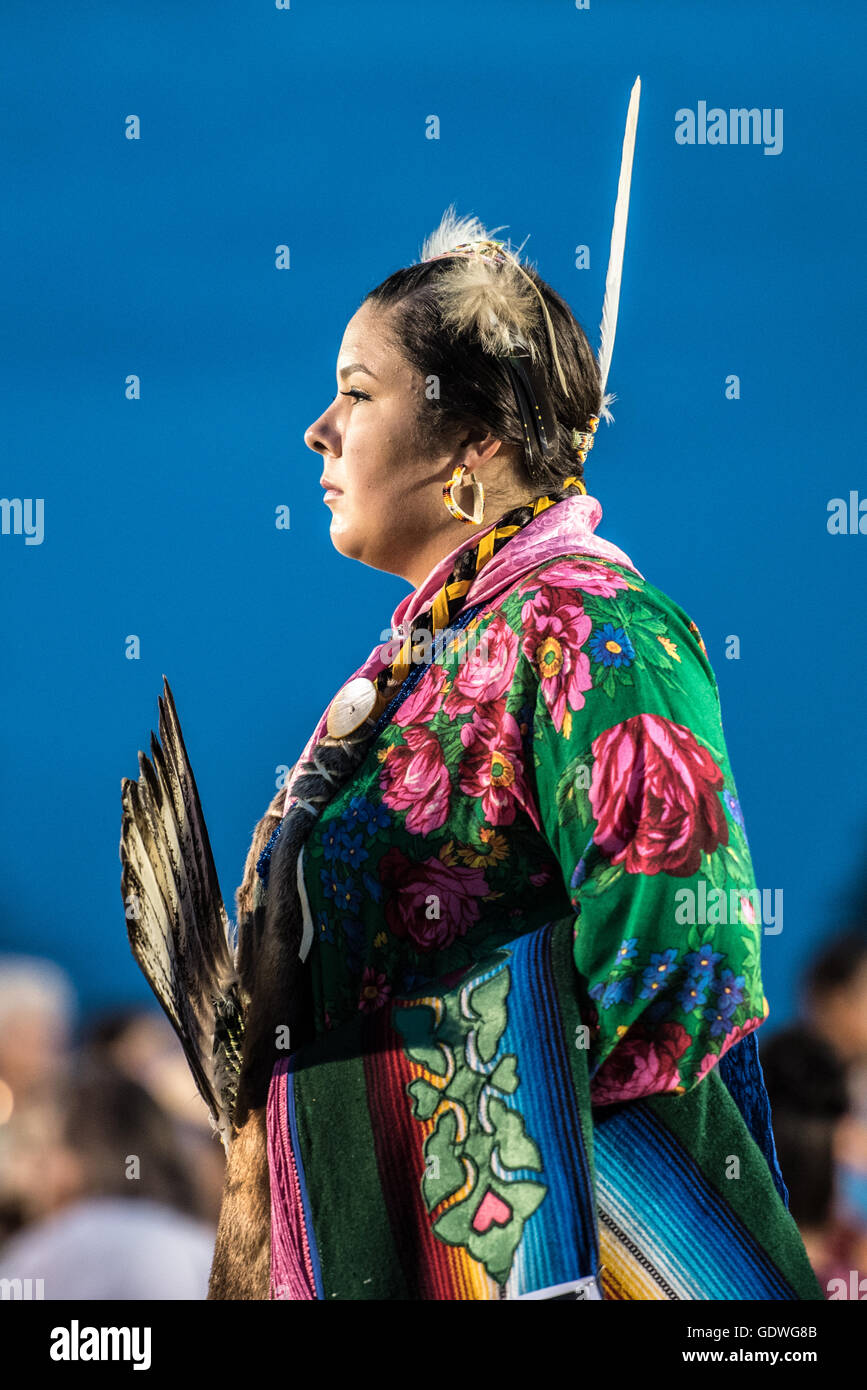 Indianische Frau Tänzerinnen während Sac & Fox Nation Pow-Wow, Stroud, Oklahoma, Vereinigte Staaten von Amerika Stockfoto