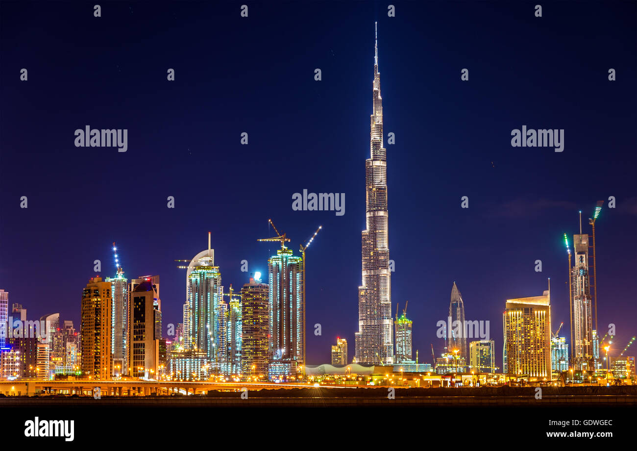Nachtansicht des Dubai Downtown mit Burj Khalifa Stockfoto