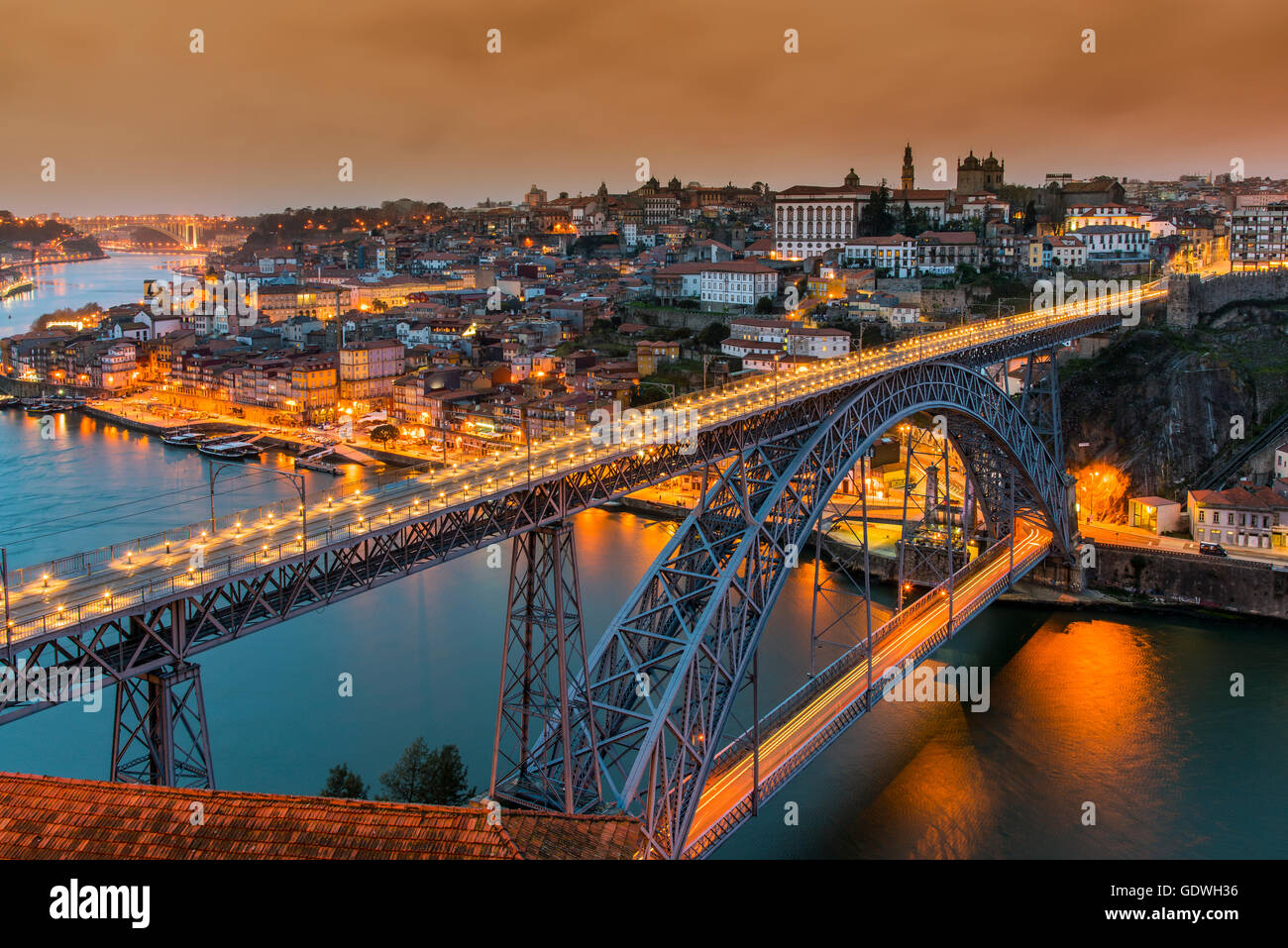 Dom Luis, die ich zu überbrücken und die Skyline der Stadt bei Sonnenuntergang, Porto, Portugal Stockfoto