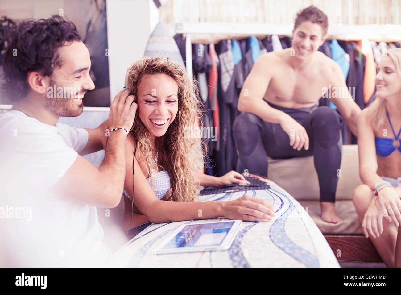 Surfer hängen Musikhören mit Kopfhörer und digital-Tablette Stockfoto