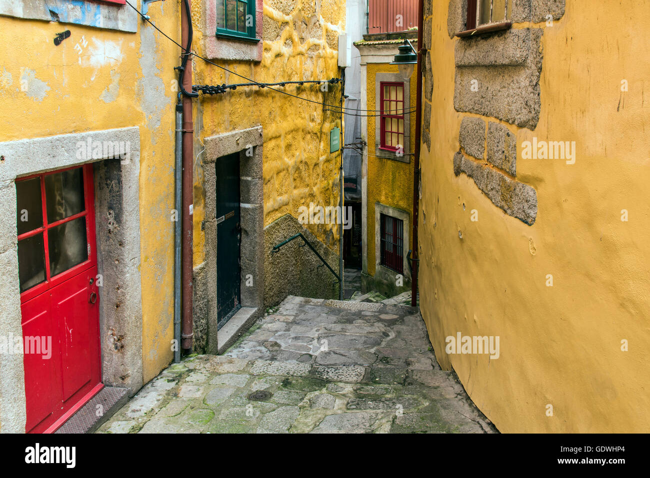 Malerische Straße im Stadtteil Ribeira, Porto, Portugal Stockfoto