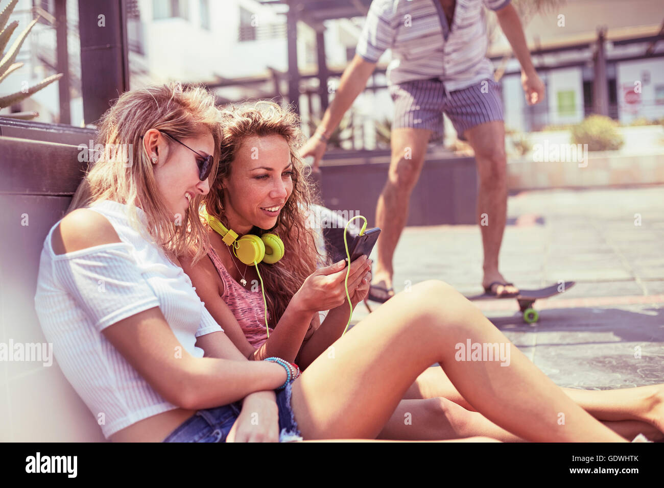 Junge Frauen hängen mit Kopfhörer und MP3-player Stockfoto