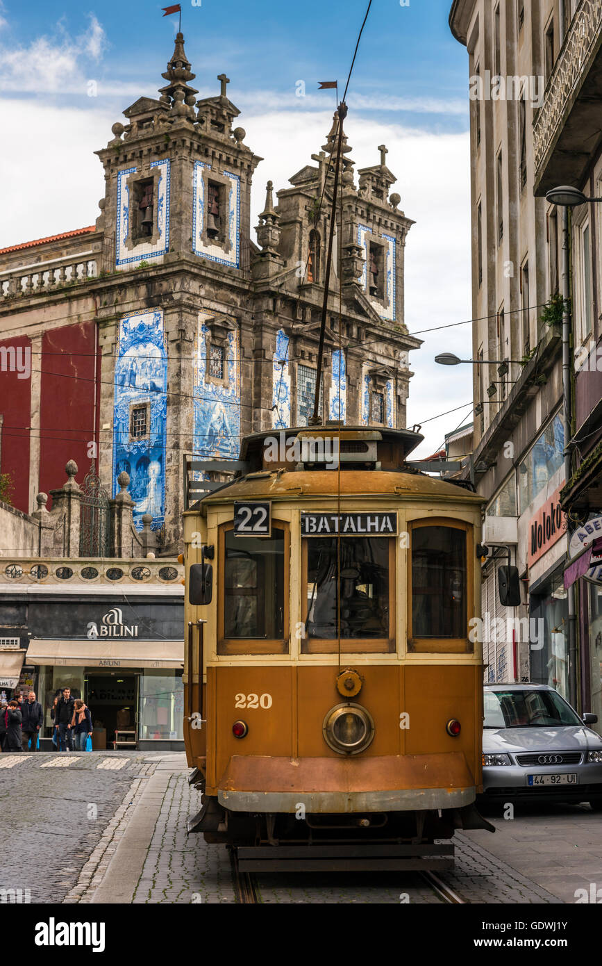 Erbe-Straßenbahn mit der Kirche des Heiligen Ildefonso im Hintergrund, Porto, Portugal Stockfoto