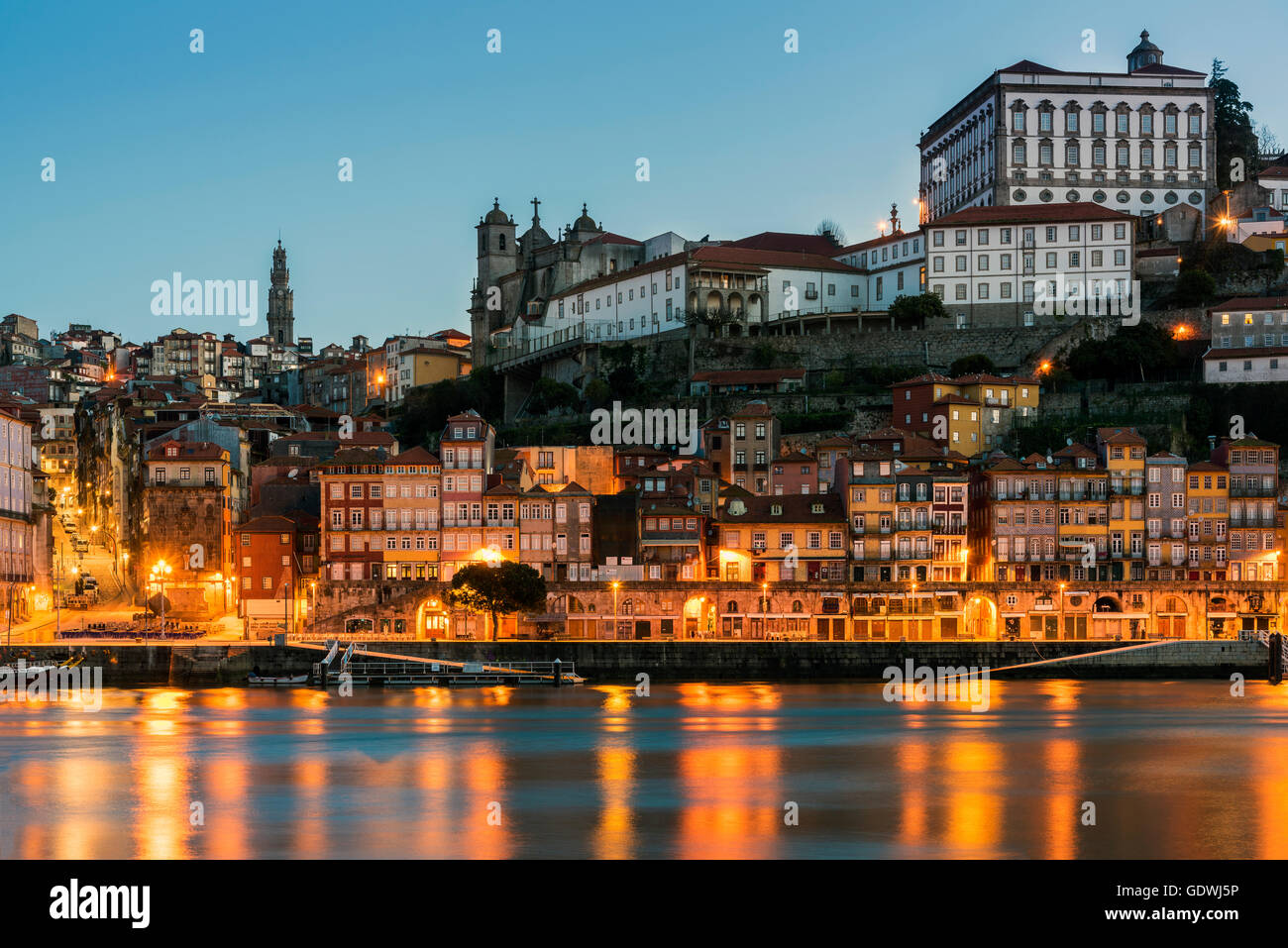 Ribeira Bezirk Skyline in der Abenddämmerung, Porto, Portugal Stockfoto