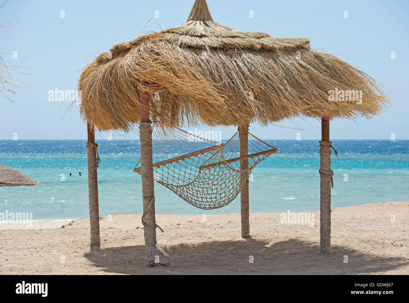 Hängematte unter Pavillon am Strand von remote Luxus Hotel Resort mit tropischen Ozean Hintergrund Stockfoto
