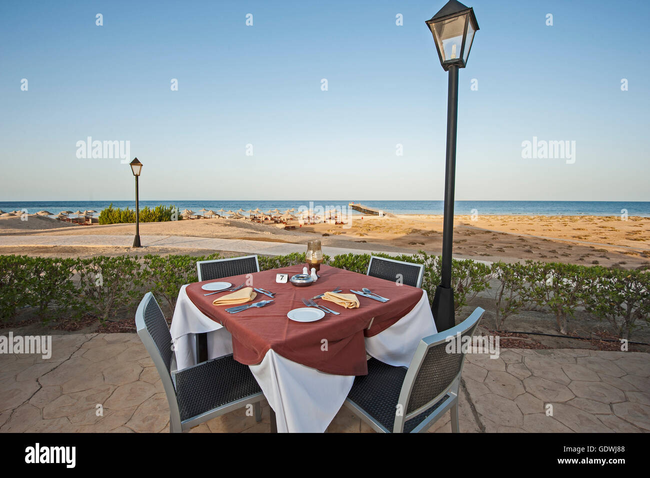 Outdoor Essbereich mit Tisch auf tropischen Meer Strand von Luxus Hotel Resort Stockfoto