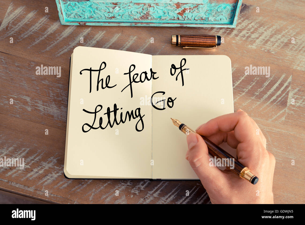 Handgeschriebener Text The Fear Of Letting Go als Konzept-Bild. Stockfoto