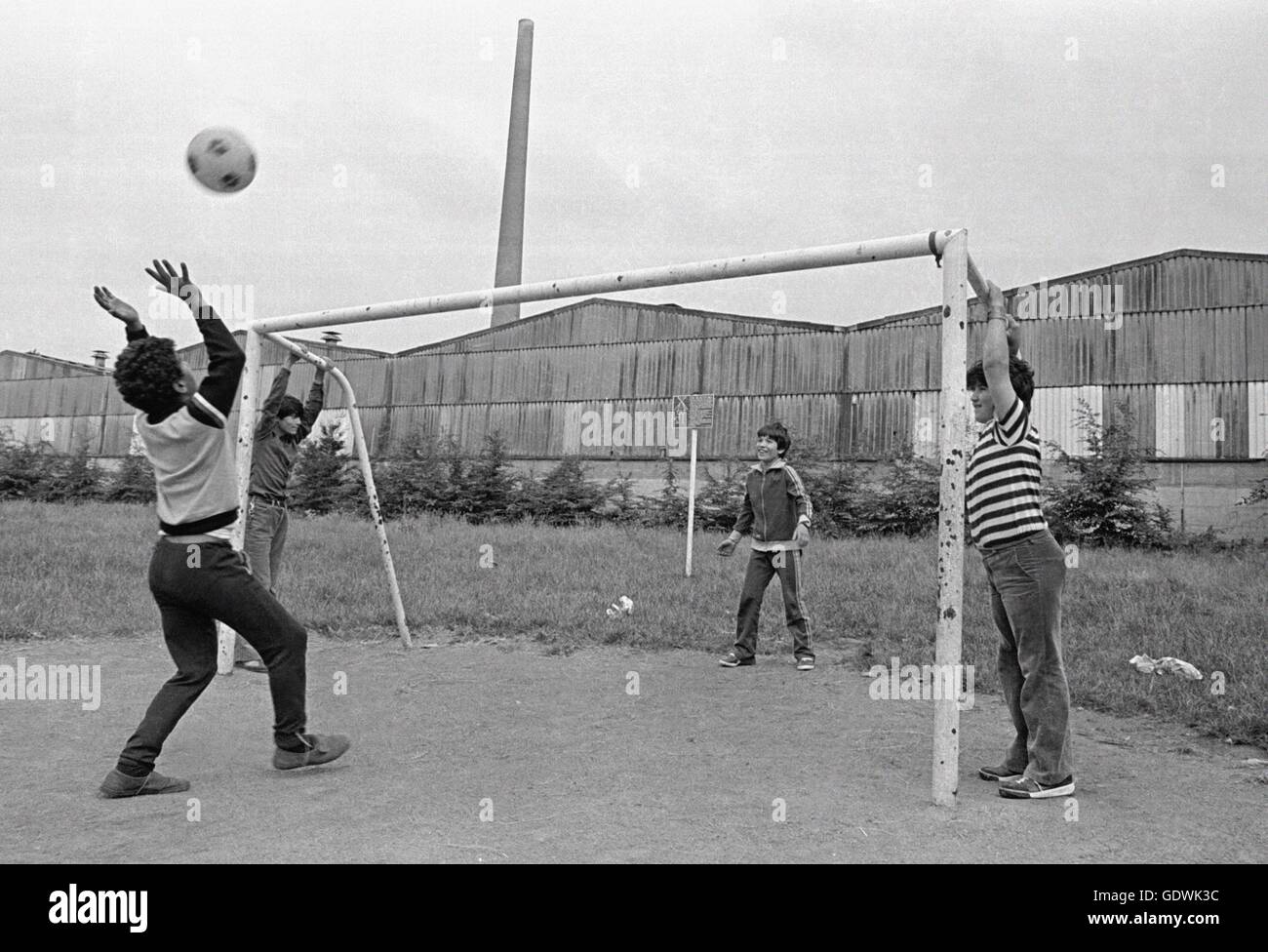 Türkische Kinder Fußball spielen Stockfoto