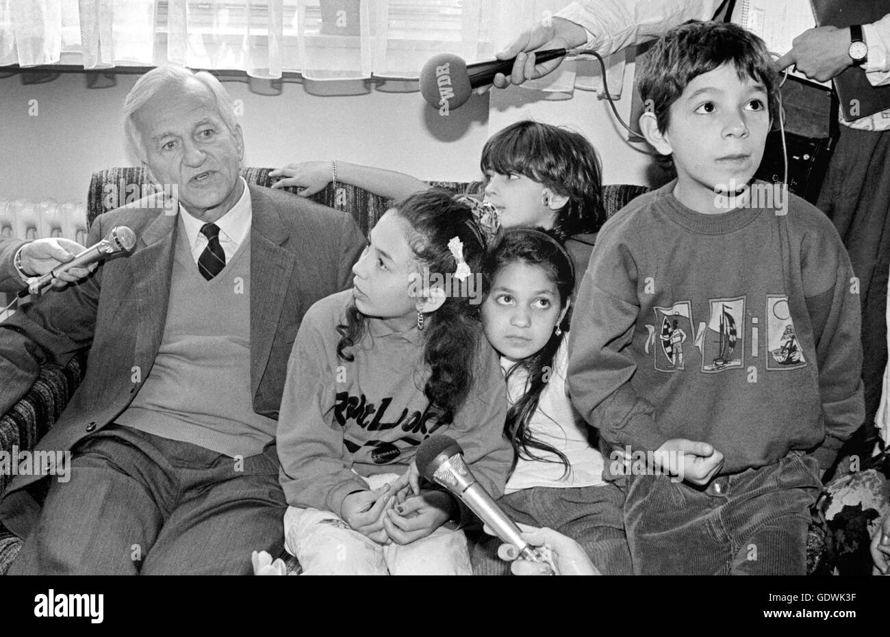 Der deutsche Bundespräsident Weizsaecker besucht ein Asyl-Zentrum Stockfoto Der deutsche Bundespräsident Weizsaecker besucht ein Asyl-Zentrum Stockfoto