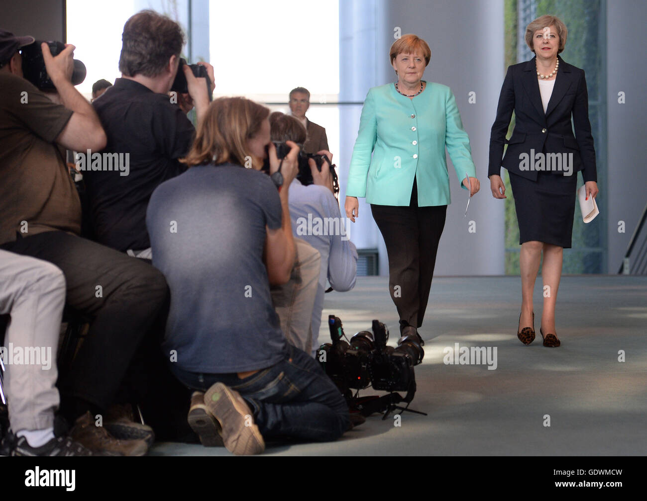 Premierminister Theresa May und Bundeskanzlerin Angela Merkel kommen um eine Pressekonferenz in der Kanzlei in Berlin zu halten, nachdem er Gespräche. Stockfoto