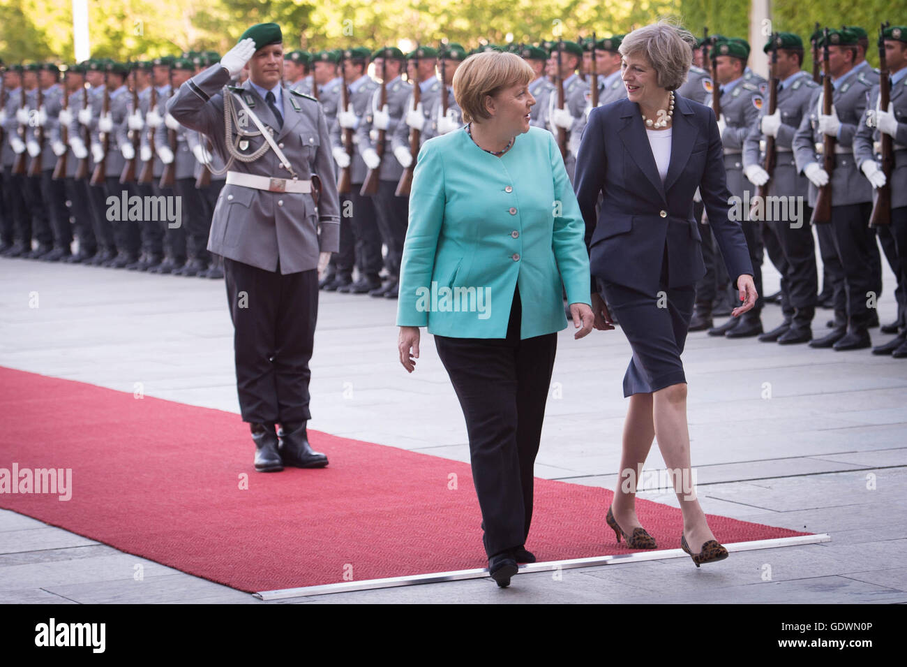 Premierminister Theresa May prüft der Guard of Honour wie sie Bundeskanzlerin Angela Merkel im Kanzleramt in Berlin zu Gesprächen trifft. Stockfoto