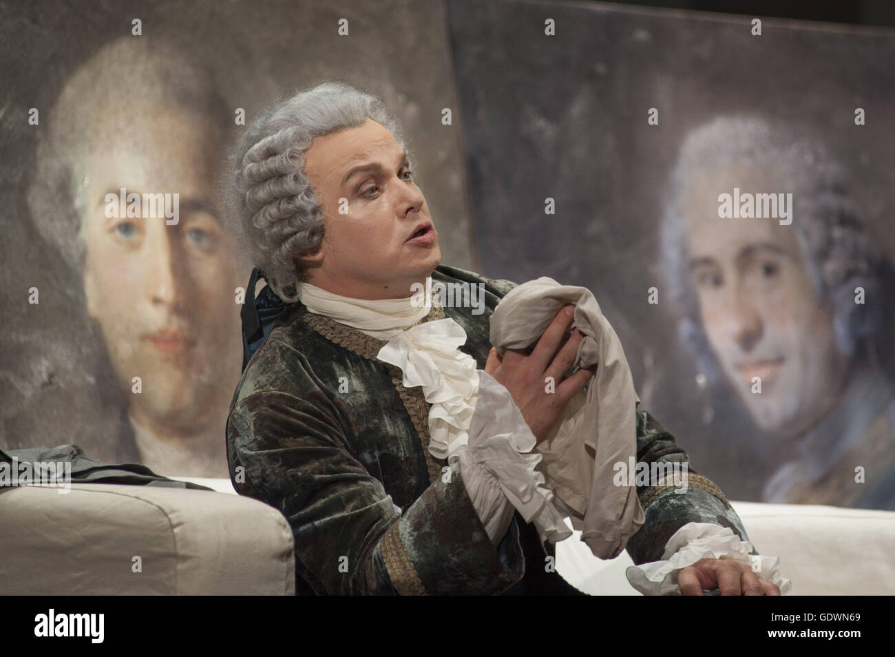 "Così Fan Tutte oder die Schule für Liebhaber", Regie: Alvis Hermanis Stockfoto