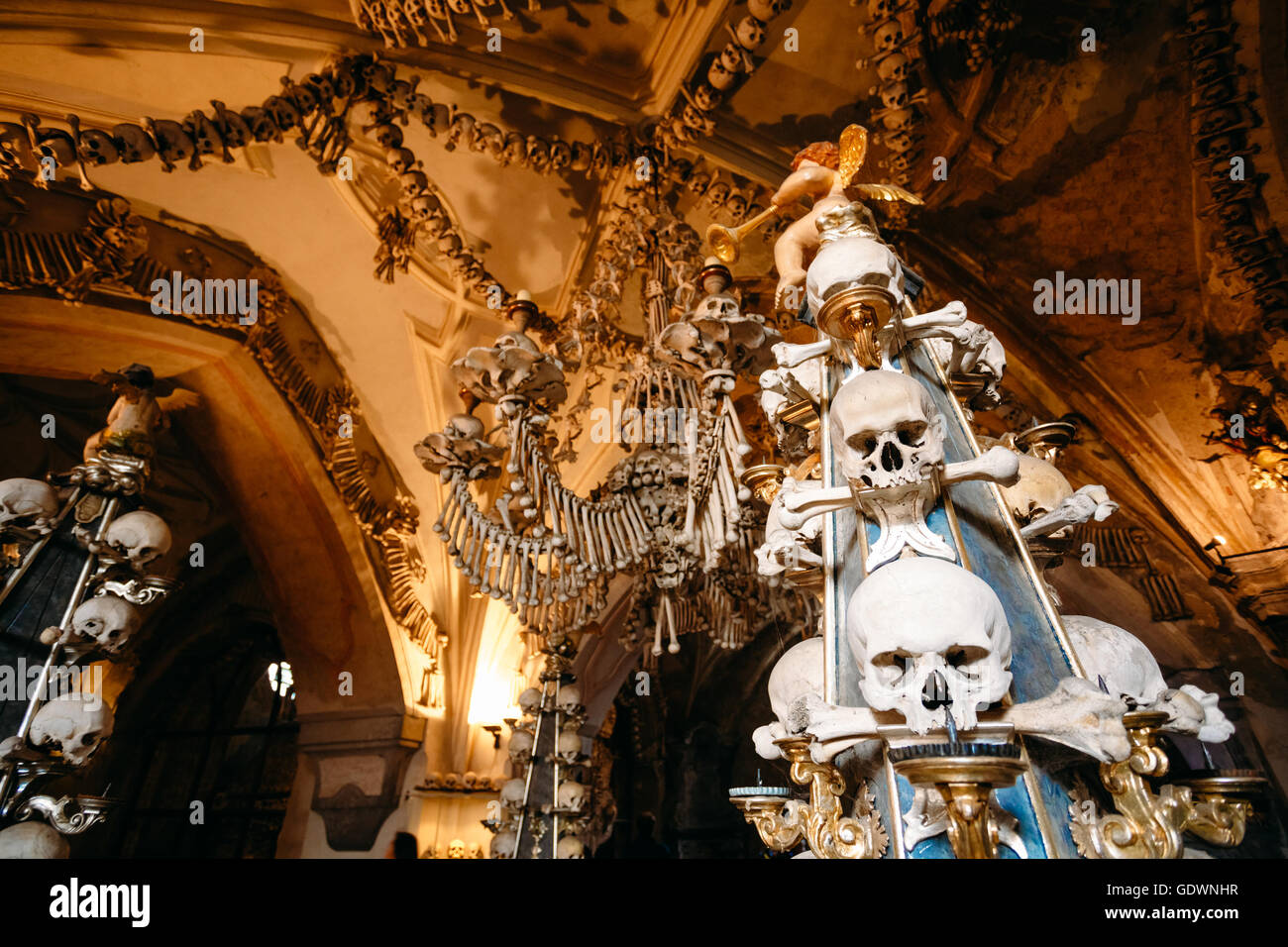 Alte Knochen, Schädel In Sedlec Karner (Beinhaus), Kutna Hora, Tschechien. Beinhaus enthalten Skelette von zwischen 40.000-70.000 Menschen, Wh Stockfoto