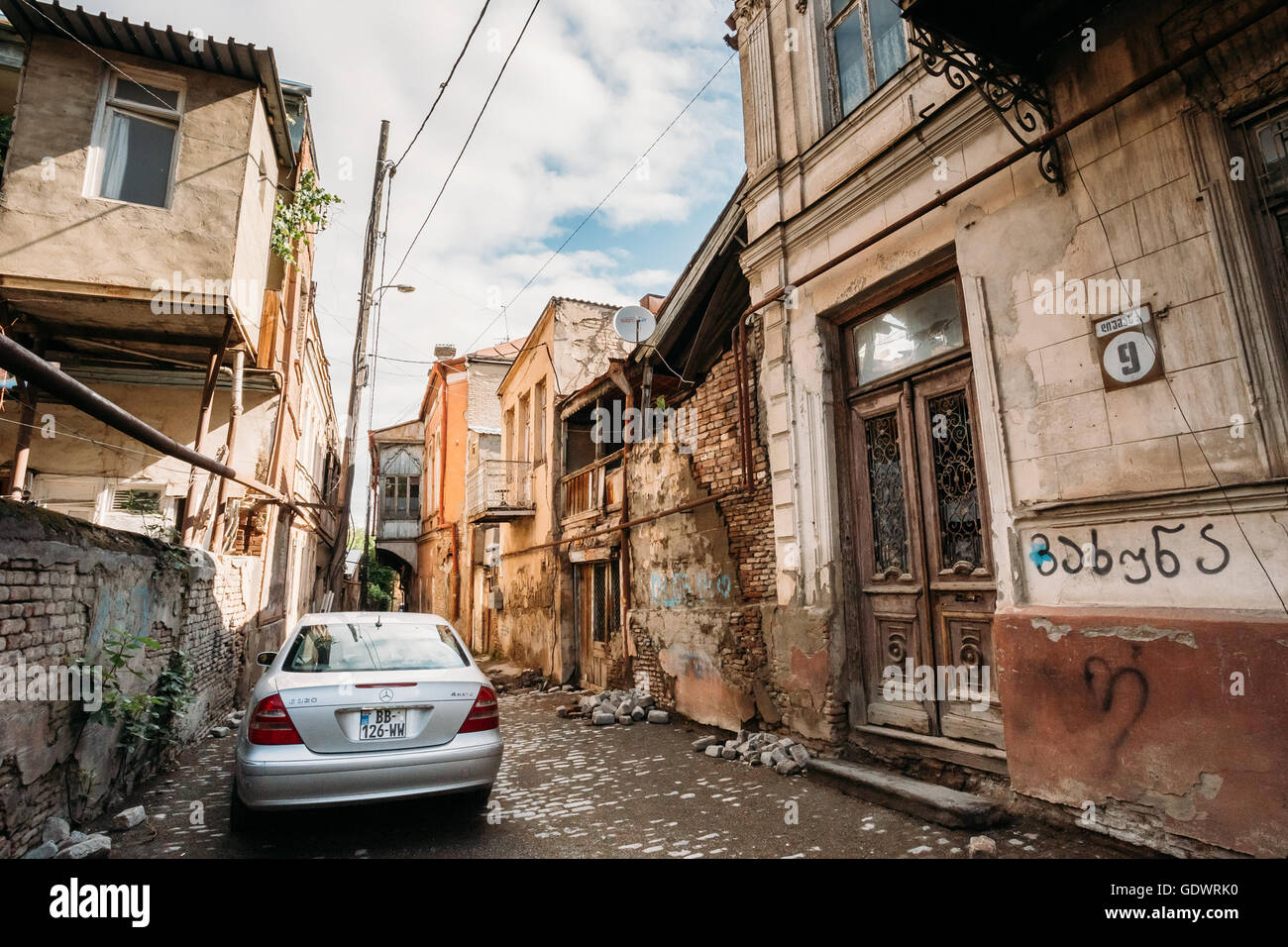Tbilisi, Georgien - 19. Mai 2016: Automarke Mercedes-Benz E 320 ist auf einer schmalen Straße in der Altstadt von Tiflis geparkt Stockfoto