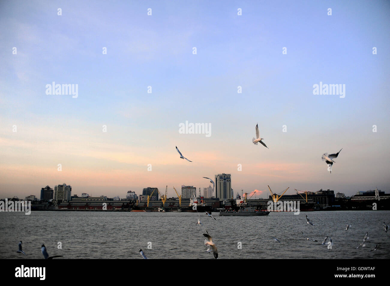 Abenddämmerung am Yangon Fluss Stockfoto