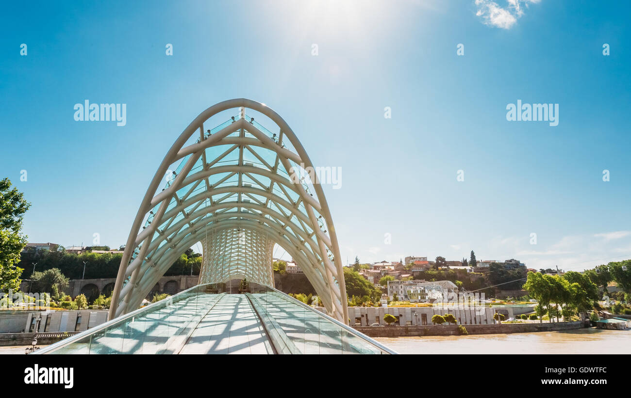 Die Brücke des Friedens ist eine bogenförmige Fußgängerbrücke über den Fluss Kura in Tiflis, der Hauptstadt Georgiens. Die Brücke welche Stret Stockfoto