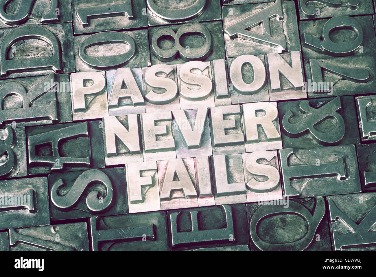 Leidenschaft ist immer wieder Ausdruck von metallischen Buchdruck Blöcke mit dunklen Buchstaben Hintergrund gemacht Stockfoto