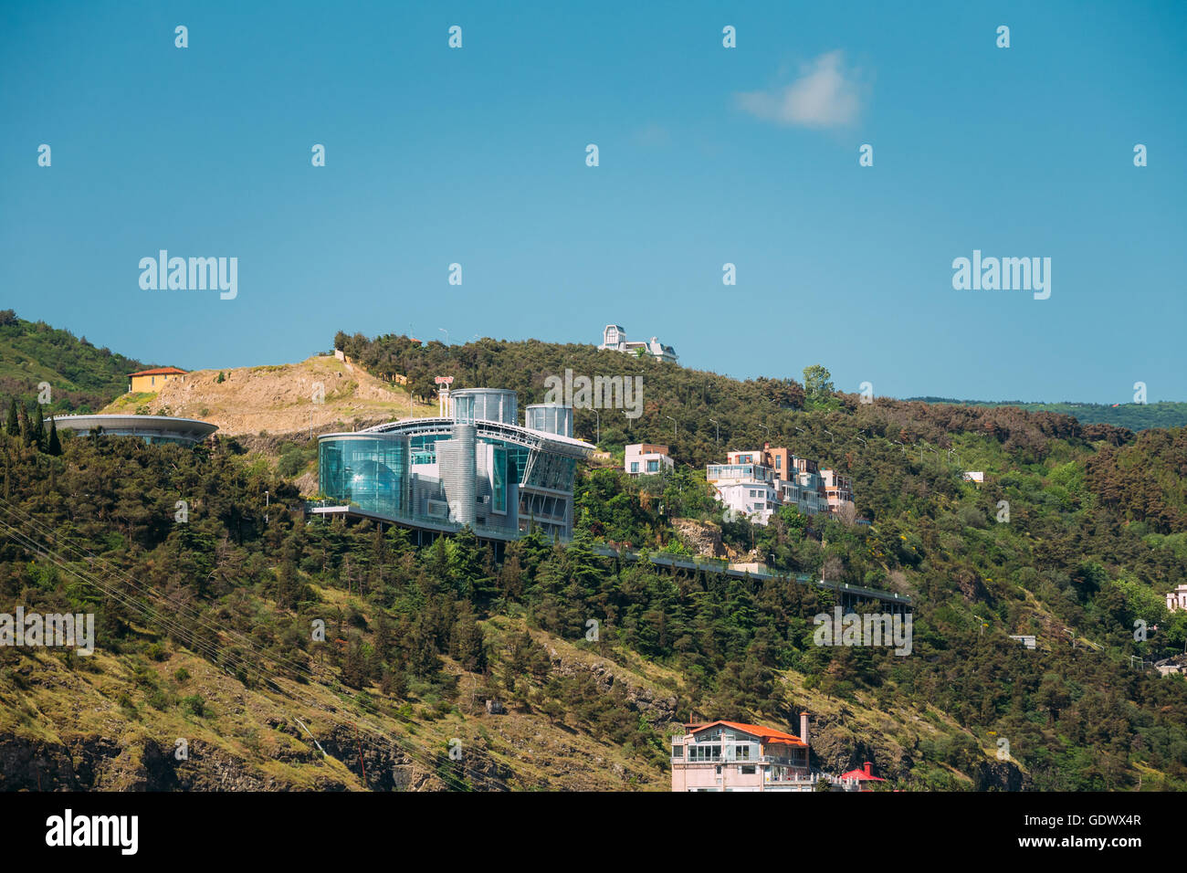 Tiflis, Georgien - 19. Mai 2016: Der Komplex von Gebäuden, Residenz und Handelszentrum in Sololaki Ridge im Besitz der georgischen ty Stockfoto