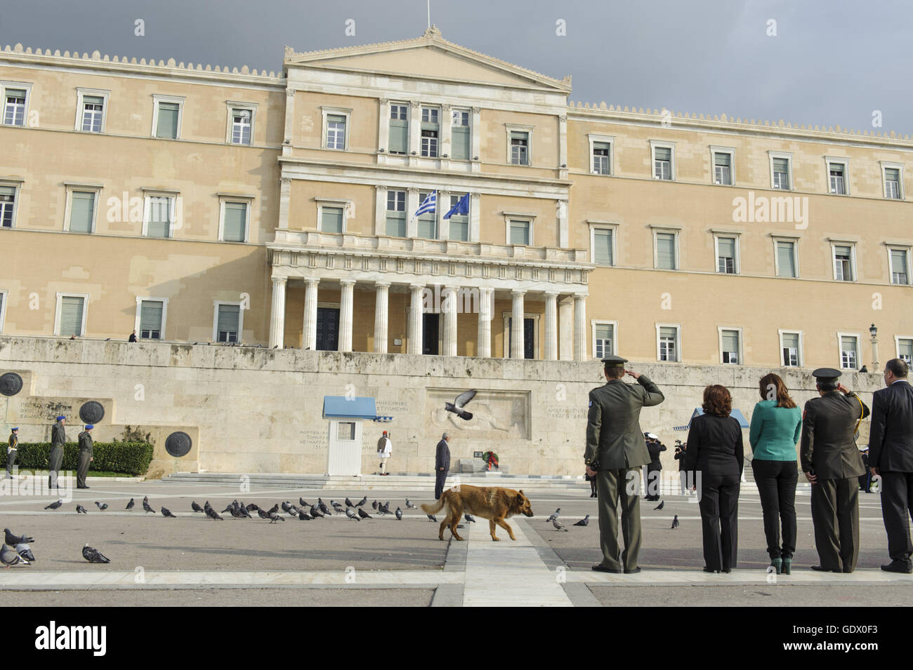 Das Gebäude des hellenischen Parlaments und das Grab des unbekannten Soldaten Stockfoto