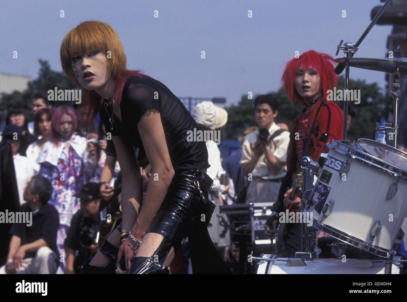 eine japanische Jugend Punk Band spielt auf einem Platz in der Stadt Tokio in Japan in Asien, Stockfoto