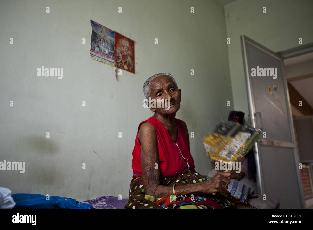 Alte indische Frau mit Fächer Stockfoto