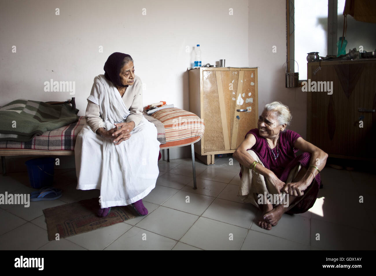 Sprechen in einem Schlafsaal im ashram Stockfoto