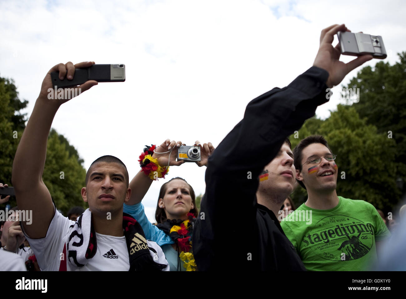 Deutsche Fußball-Fans fotografieren Musiker auf der Bühne bei der WM in Berlin, Deutschland, 2010 Stockfoto