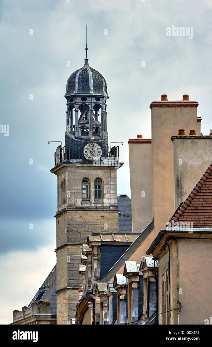 Stadthäuser und Glockenturm mit einer Uhr in Dijon, Frankreich Stockfoto