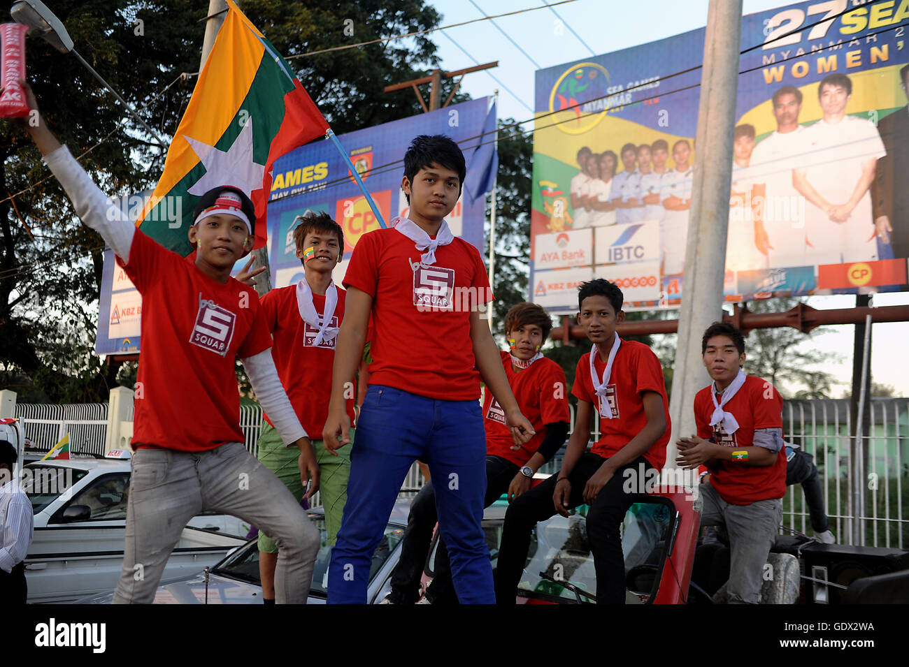 Burmesische Fußball-fans Stockfoto