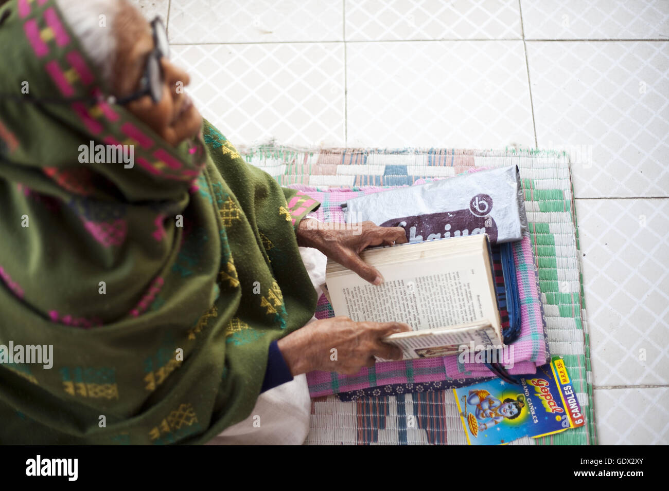 Indische Frau liest ein Buch im Ashram in Vrindavan, Indien, 2011 Stockfoto