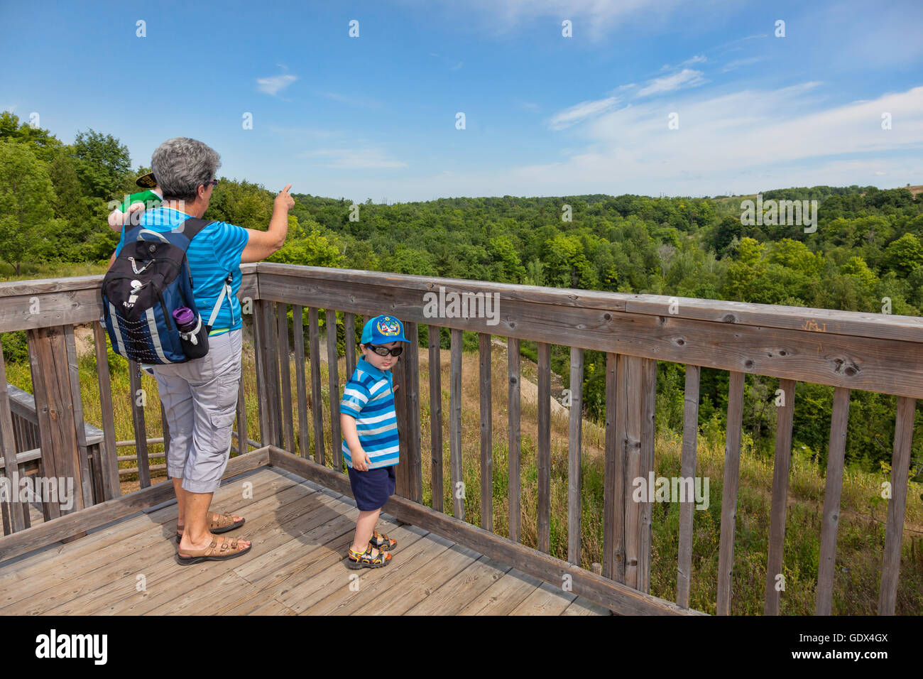 Mutter und Kind am Aussichtsturm, Urban Nationalpark Rouge befindet sich Rogue Vally Park im Metropolitan Toronto, Ontario, Kanada Stockfoto