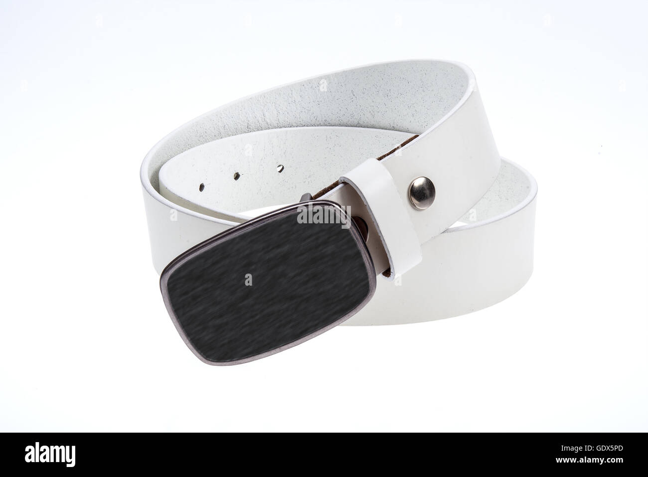Leder weißen Gürtel mit Schnalle von Metall, schwarz auf weißem Hintergrund Stockfoto