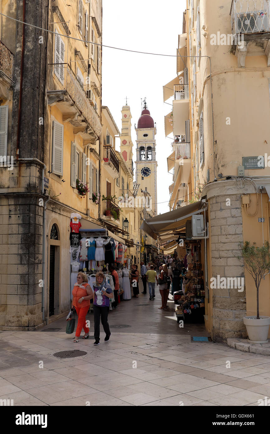 Der Glockenturm der St. Spyridon Kirche kann im Hintergrund unter den geschäftigen Gänge, Corfu Stadtzentrum zu sehen. Griechenland Stockfoto