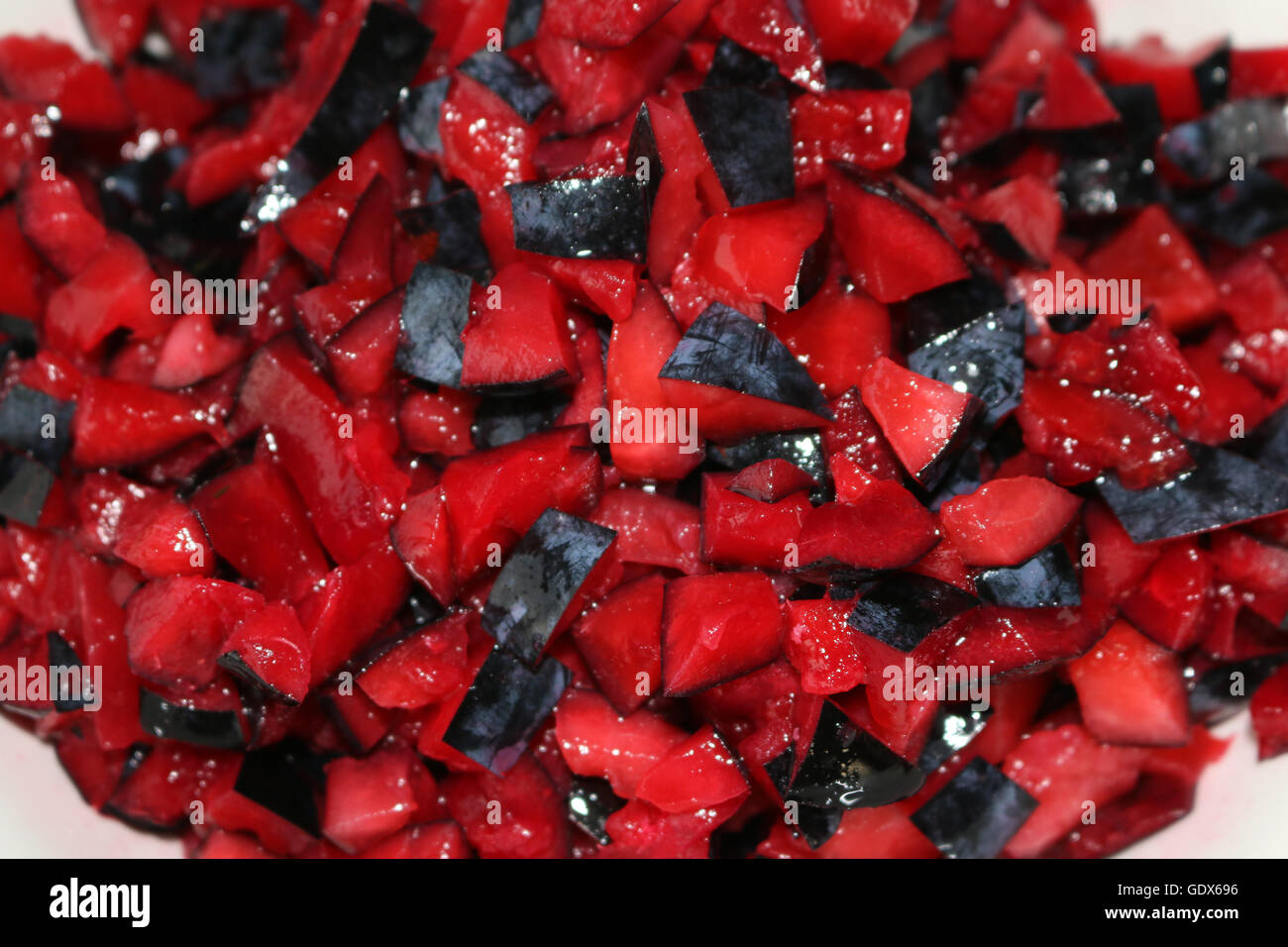 Australian Bush Food, Davidsons Pflaumen gewürfelt und wird ins Chutney Stockfoto