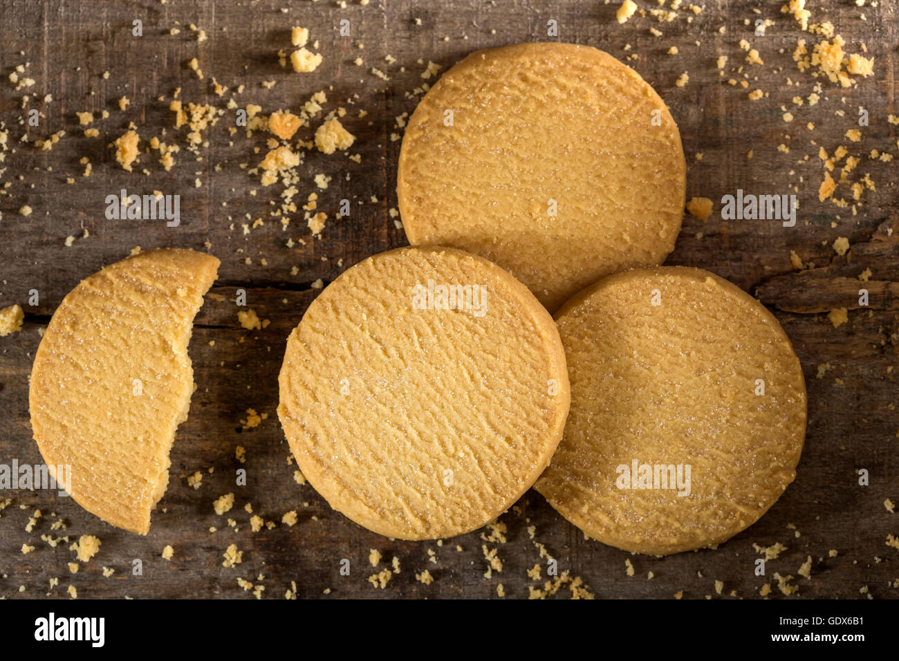 Nahaufnahme von Butterkekse auf alten rustikalen Holztisch Stockfoto