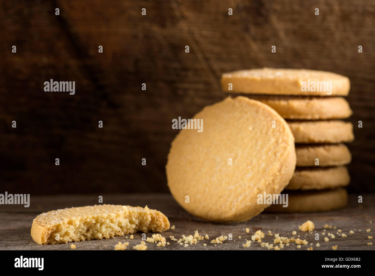 Nahaufnahme von Butterkekse auf alten rustikalen Holztisch Stockfoto
