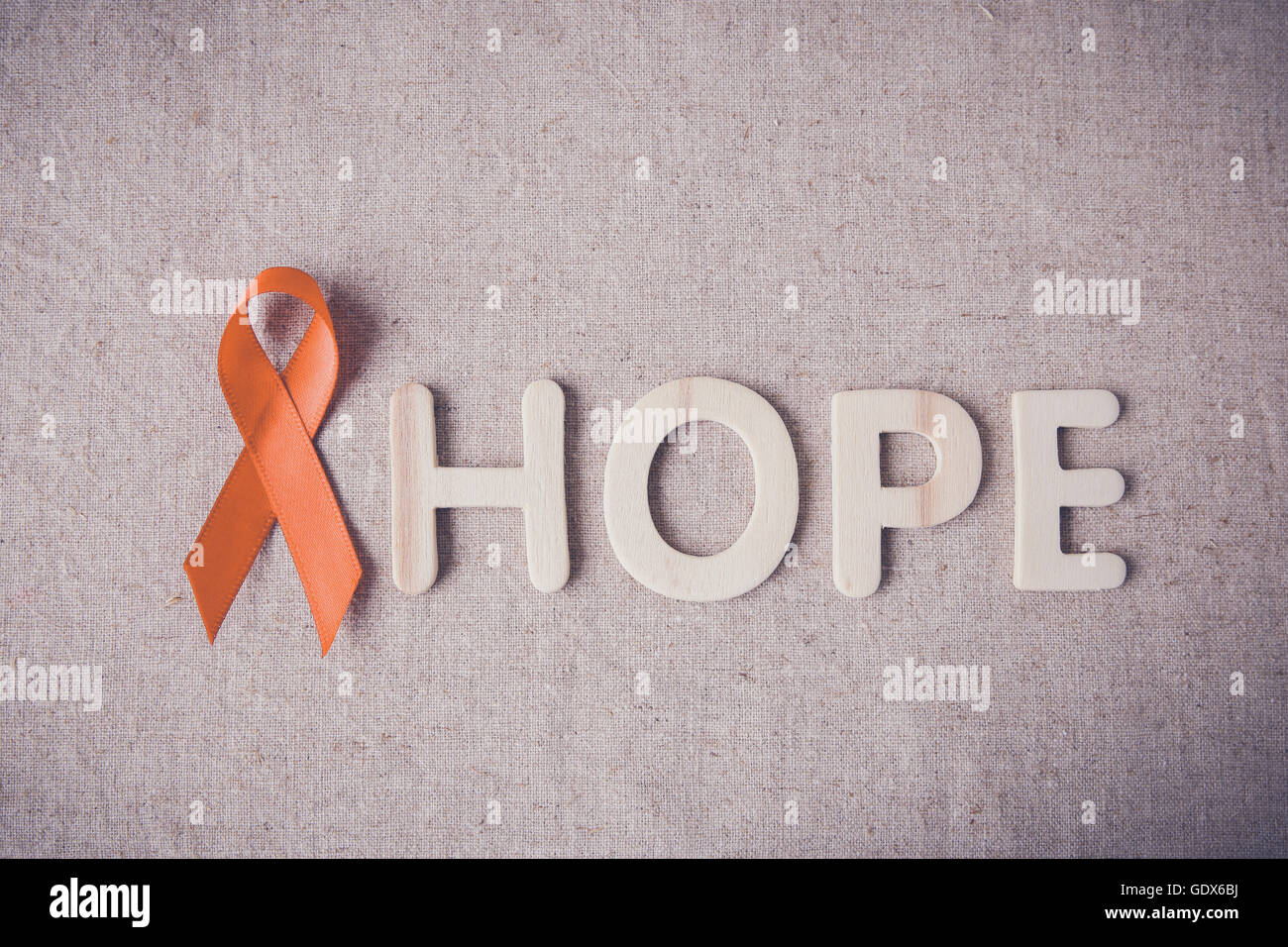 Orange Ribbon mit Hoffnung Holzbuchstaben, Muskelaufbau Stockfoto