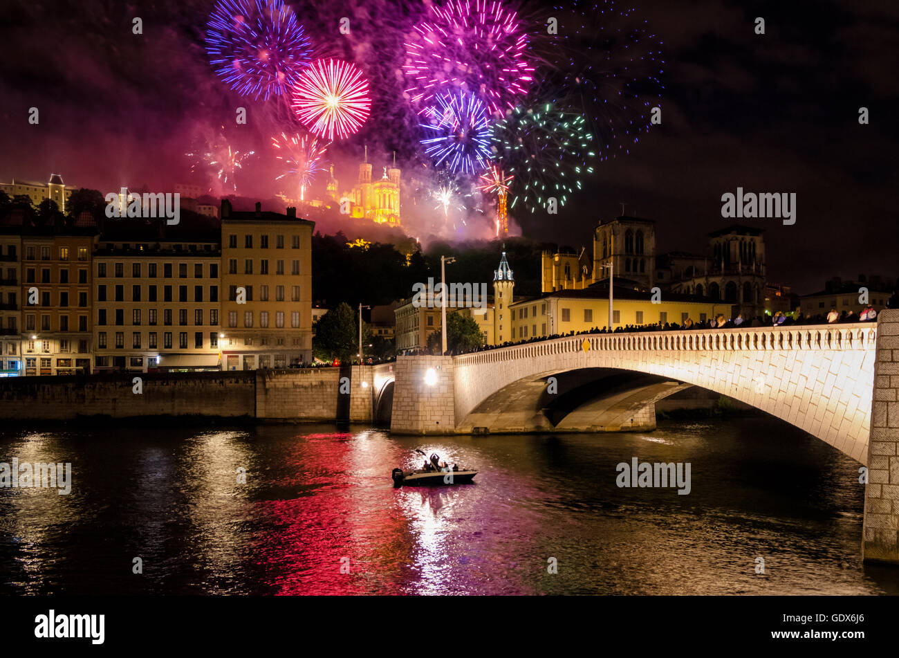 Lyon (Frankreich)-Feuerwerk auf Notre-Dame de Fourvière zum Nationalfeiertag (14. Juli 2016) Stockfoto
