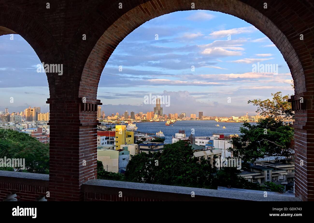 Schöne Aussicht auf den Hafen und die Skyline von Kaohsiung vom ehemaligen britischen Konsulat Stockfoto