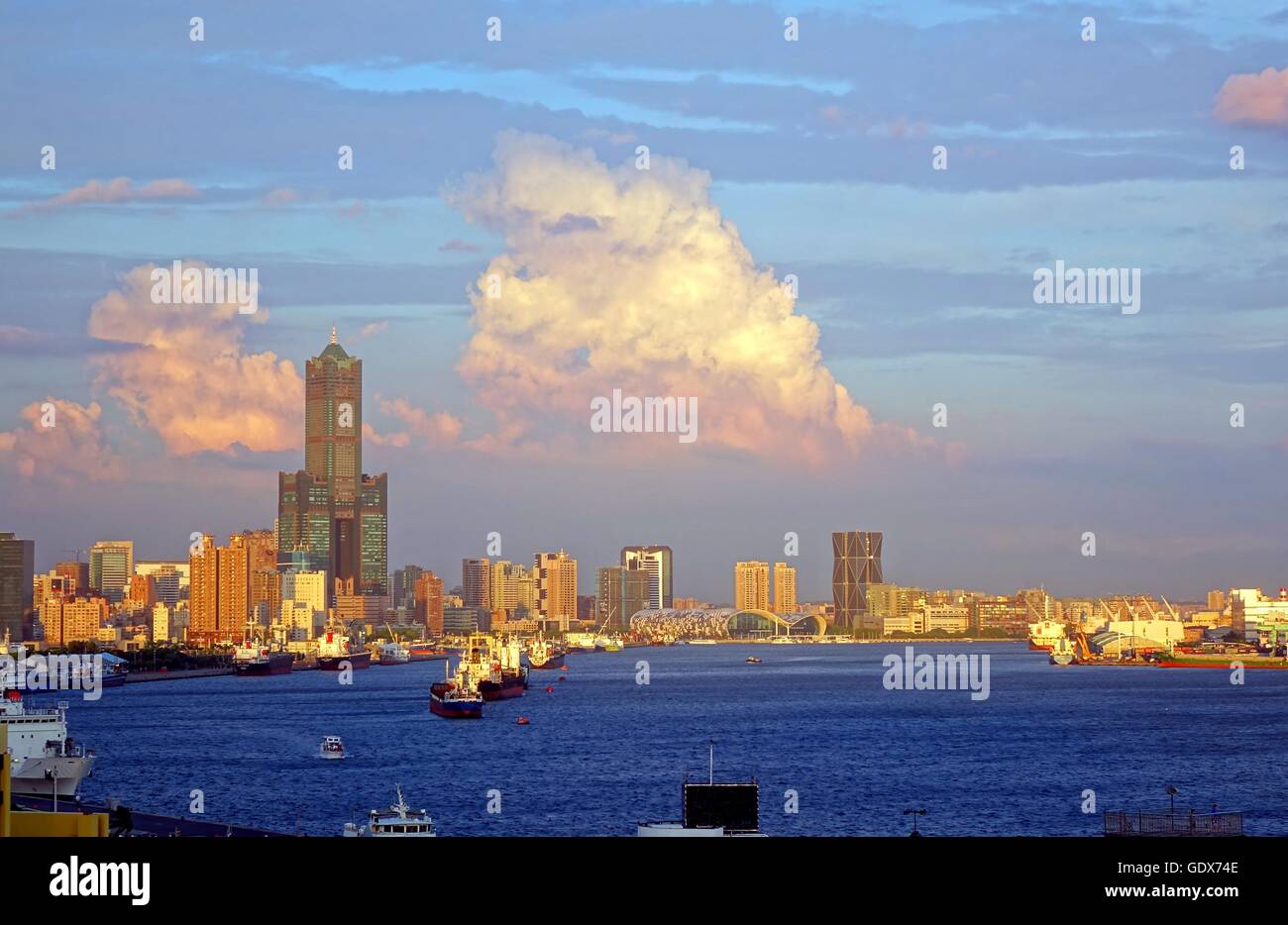 Schöne Aussicht auf den Hafen und die Skyline von Kaohsiung im Süden Taiwans Stockfoto