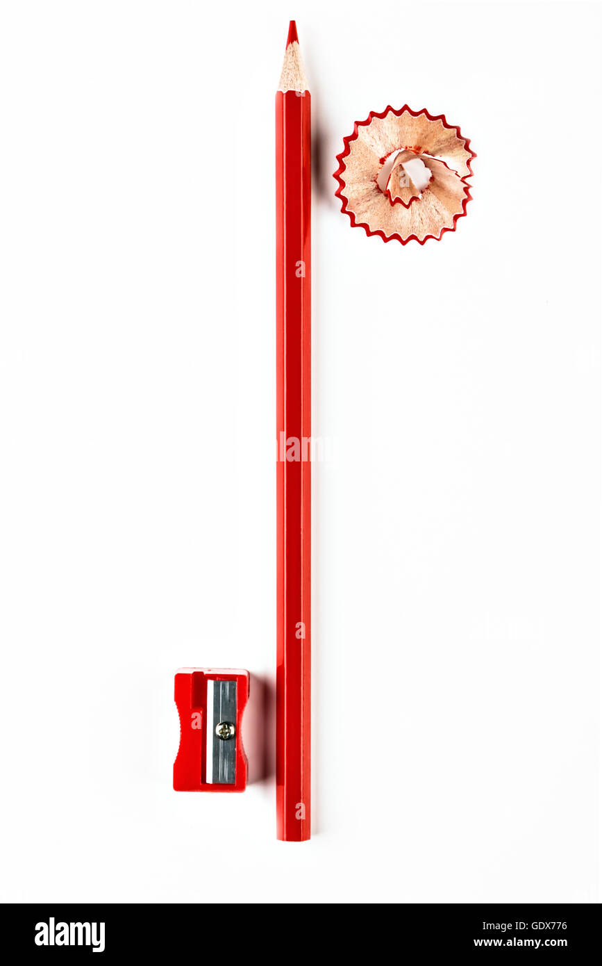 Bleistift, Spitzer und rote rasieren auf weißem Hintergrund. Vertikales Bild. Stockfoto