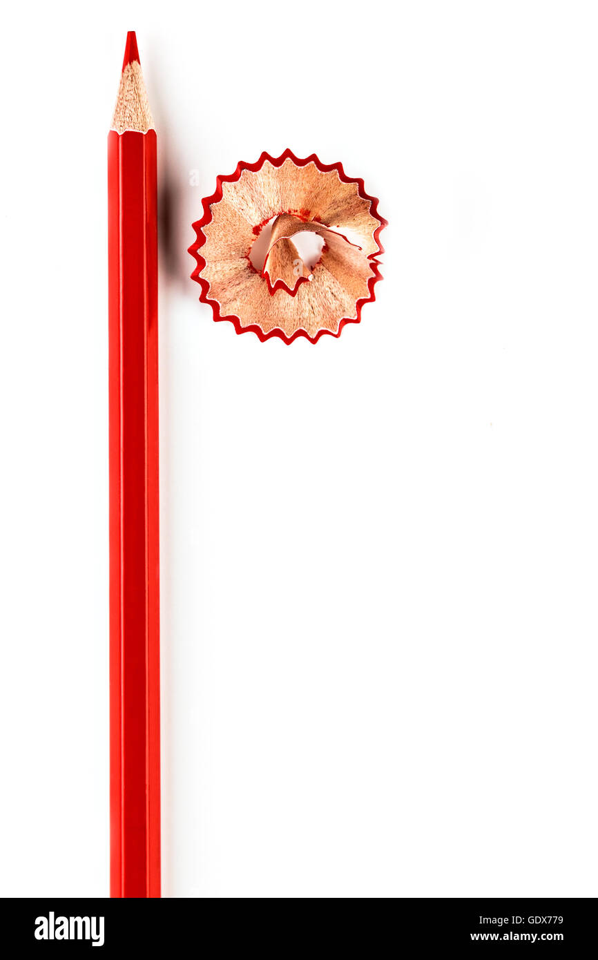 Roter Buntstift mit roten rasieren auf weißem Hintergrund. Vertikales Bild. Stockfoto
