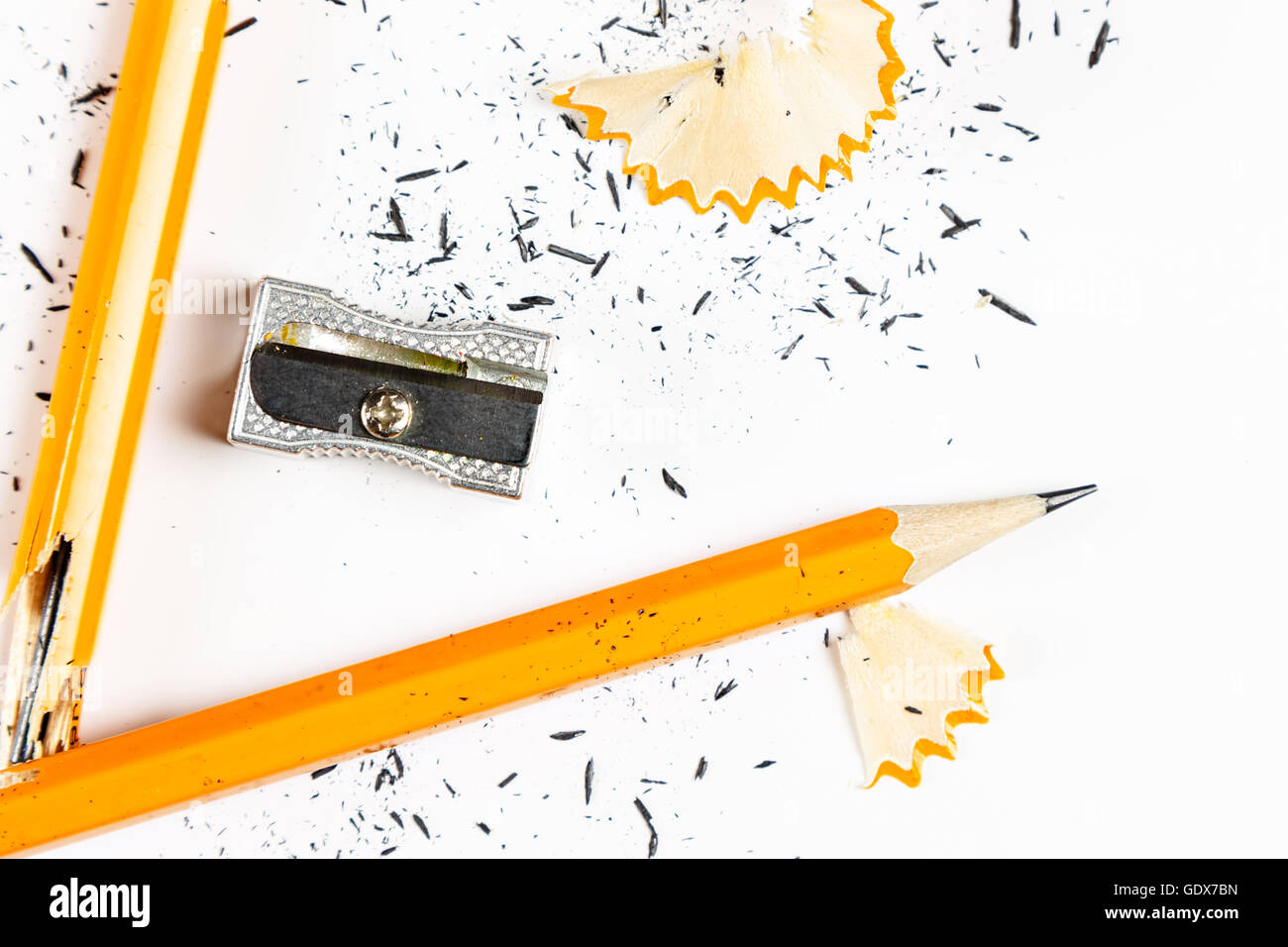 Bleistift, Bleistift und Anspitzer Metallspäne auf weißem Hintergrund. Horizontales Bild. Stockfoto