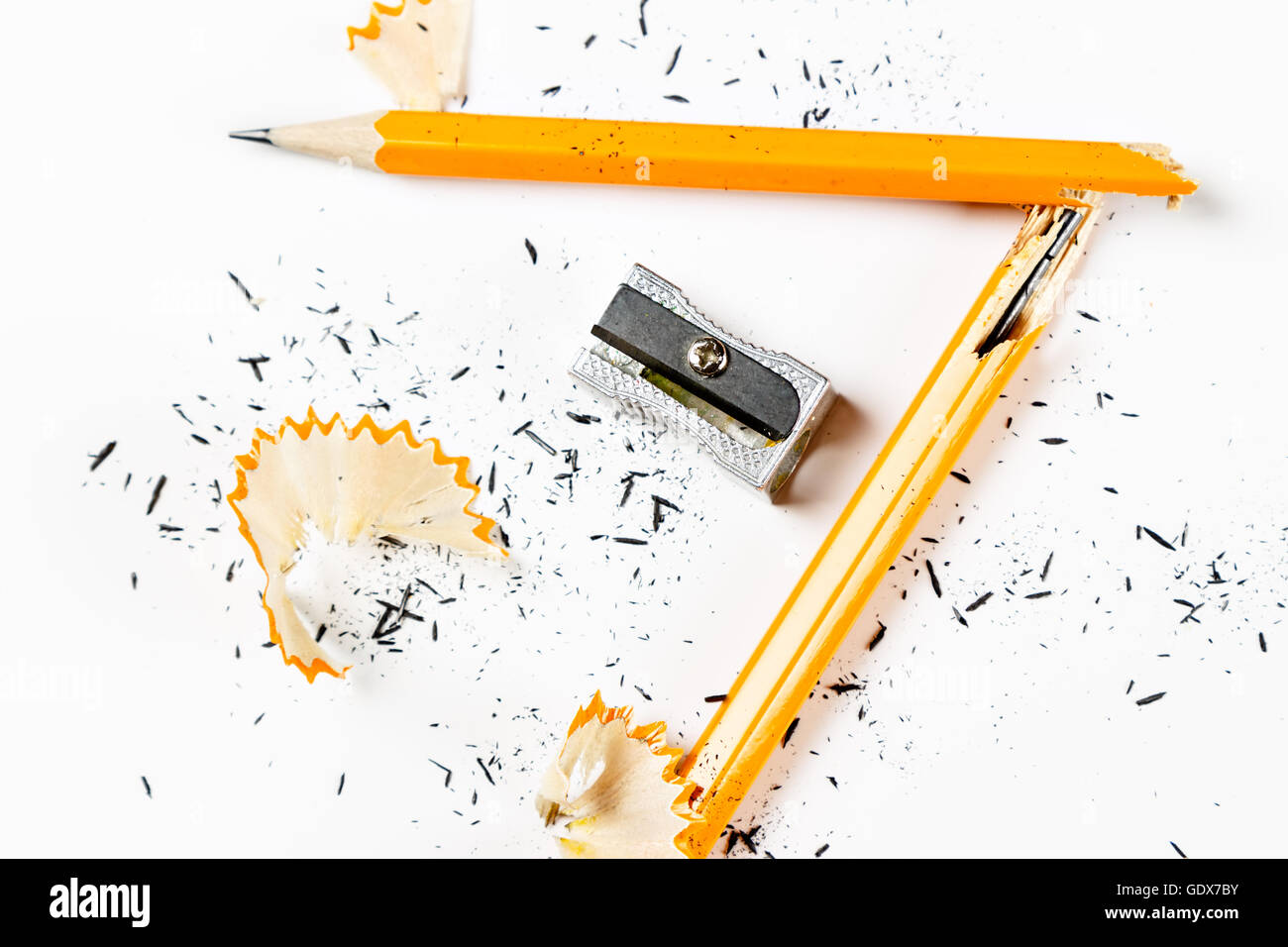 Bleistift, Bleistift und Anspitzer Metallspäne auf weißem Hintergrund. Horizontales Bild. Stockfoto