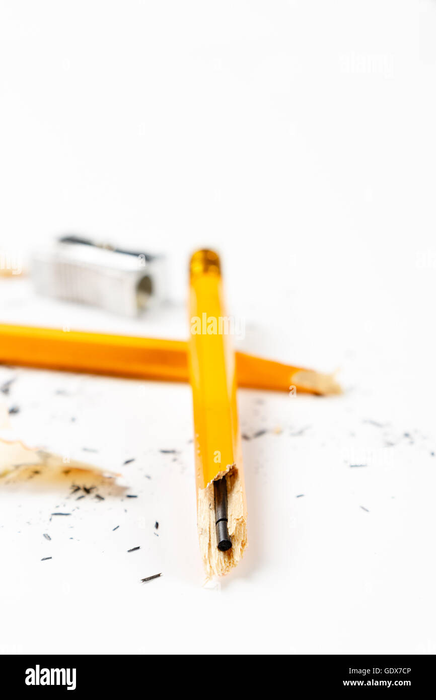 Bleistift, Bleistift und Anspitzer Metallspäne auf weißem Hintergrund. Vertikales Bild. Stockfoto
