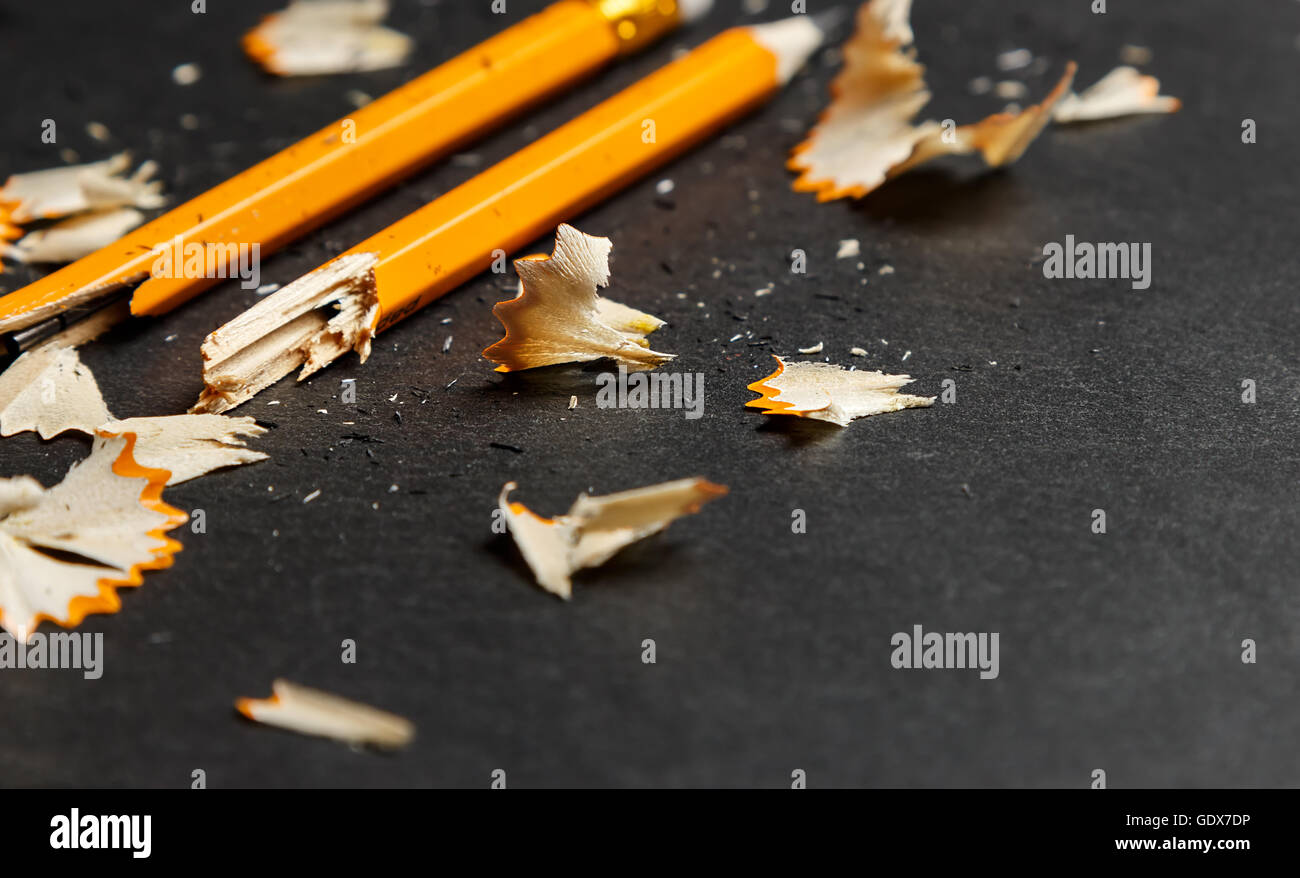 Gebrochene Bleistift mit Späne auf schwarzem Hintergrund. Horizontales Bild. Stockfoto