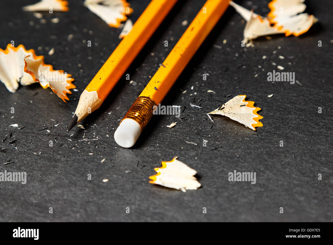 Zwei Bleistifte mit Späne auf schwarzem Hintergrund. Horizontales Bild. Stockfoto